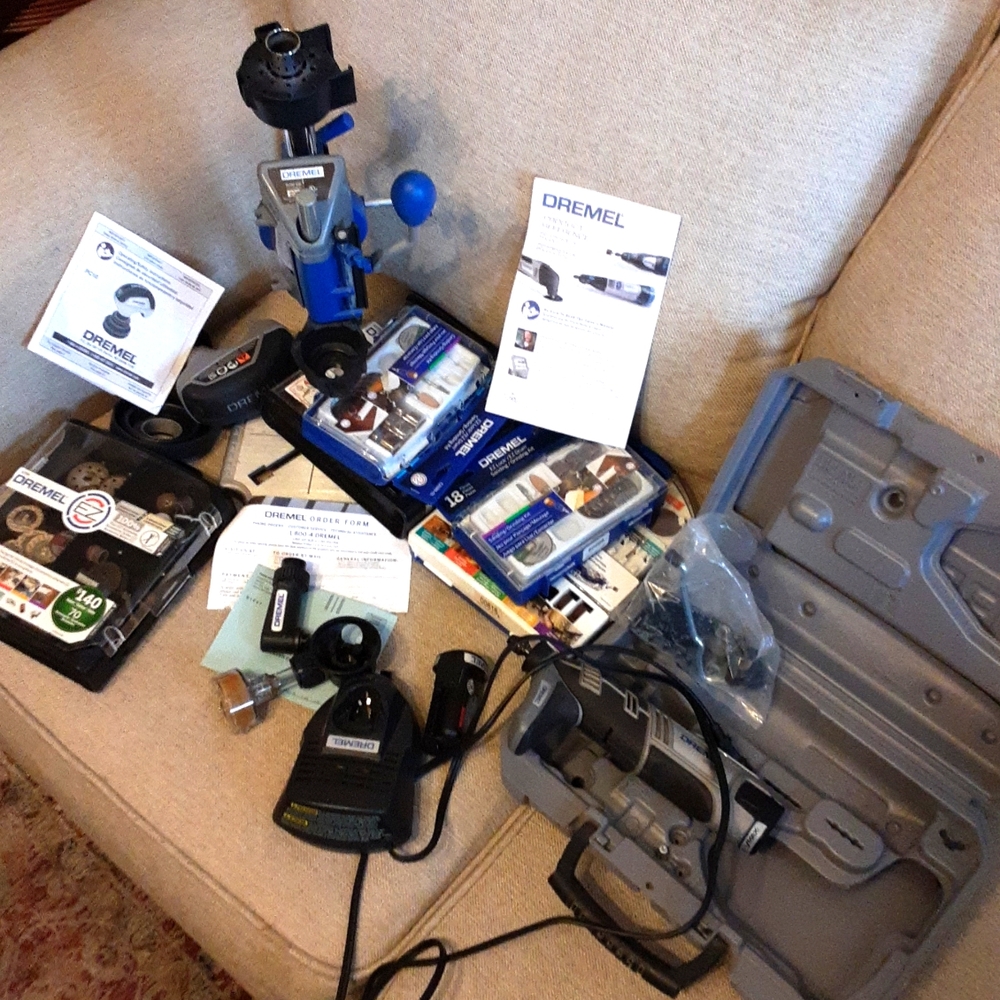Dremel gun w accessories + second gun dremel versa + bits + stands flexible exst